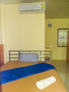 sypialnia z łóżkiem z dwoma ręcznikami w obiekcie Bonus Bungalow w mieście Chalong