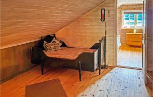 Habitación con cama en una casa de madera en Nice Home In Lysysundet With Kitchen, 
