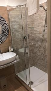 La salle de bains est pourvue d'une douche et d'un lavabo. dans l'établissement Antico Hotel Moderno, à Piombino
