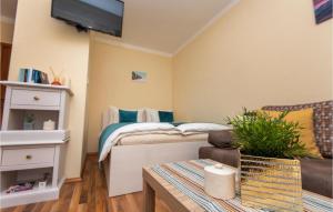 Posteľ alebo postele v izbe v ubytovaní 1 Bedroom Nice Apartment In Podstrana + 12 fotografií