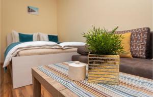 Posteľ alebo postele v izbe v ubytovaní 1 Bedroom Nice Apartment In Podstrana
