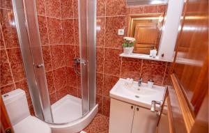 Kúpeľňa v ubytovaní 1 Bedroom Nice Apartment In Podstrana
