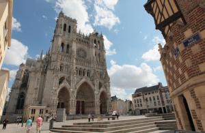 a cathedral with people walking in front of it at L'amiénoise proche zenith stade cathédrale in Amiens