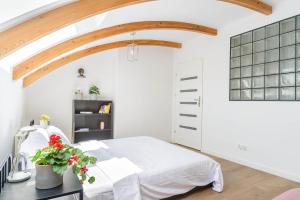 Ένα ή περισσότερα κρεβάτια σε δωμάτιο στο Lumina lux apart with a balcony near Palace of Culture and Science +39 φωτογραφίες