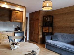uma cozinha e sala de estar com uma mesa e um sofá em Duo Des Alpages vue exceptionnelle sur le Mont Blc em Saint-Gervais-les-Bains