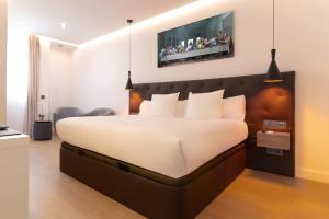 A bed or beds in a room at Woohoo Rooms Boutique Sol