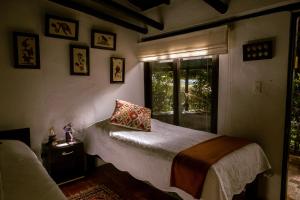 a bedroom with a bed and a window at Posada la Serena in Villa de Leyva
