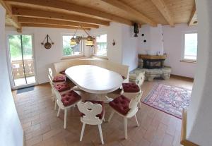 - un salon avec une table et des chaises blanches dans l'établissement Ferienhaus Maliet - Spacious Holiday Home with 4 Double Rooms, à Pany