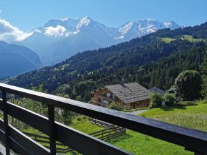 uma vista da varanda de uma casa nas montanhas em Duo Des Alpages vue exceptionnelle sur le Mont Blc em Saint-Gervais-les-Bains