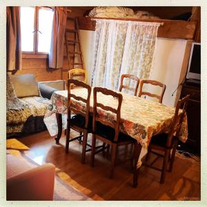 格雷奧利艾的住宿－Petit chalet pour amoureux de la nature au « Domaine de Tara »，一间带桌椅和沙发的用餐室