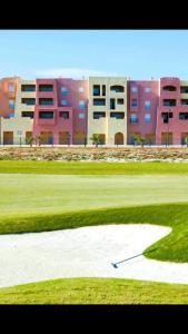 una vista de un campo de golf con edificios en el fondo en Casa Moriarty, en Murcia