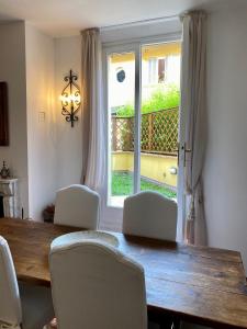 een eetkamer met een tafel en stoelen en een raam bij Rooftop Garden in Bologna