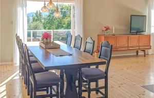 mesa de comedor con sillas y TV en Lovely Home In Fjelberg With Wifi, 