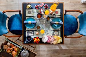 een tafel met eten en drinken erop bij Bed & Breakfast - Gallery 't Speelhuys in Breda