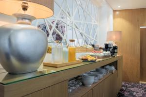 a buffet in a hotel room with food on a counter at Refúgio da Rainha in Moledo