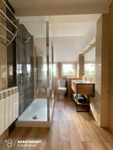 łazienka z wanną, toaletą i umywalką w obiekcie Apartament Karkonoska w Przesiece