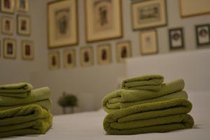 a pile of green towels sitting on a table at La Salvia e Il Lampone in Pove del Grappa +53 photos