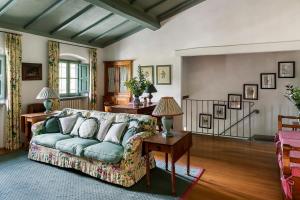 ein Wohnzimmer mit einem Sofa und einem Tisch in der Unterkunft Villa Colonica Tuori at Tenuta Schifanoia in San Piero a Sieve