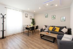 un salon avec un canapé et une table dans l'établissement Le Green St Léon : Lit Queen Size * WIFI * Idéal Couple, à Colmar