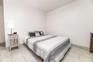 A bed or beds in a room at Big Bear Lake Front Lodge