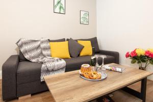 un salon avec un canapé et une table dans l'établissement Le Green St Léon : Lit Queen Size * WIFI * Idéal Couple, à Colmar