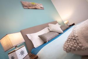 - une chambre avec un lit doté d'oreillers et d'une lampe dans l'établissement Le Green St Léon : Lit Queen Size * WIFI * Idéal Couple, à Colmar 31 autres photos