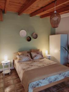 una camera da letto con un grande letto con due tavoli di Cozy apartment in Peania (near Airport) a Paianía