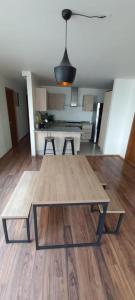 Nejapa Irrigación في مدينة ميكسيكو: طاولة خشبية في غرفة مع مطبخ