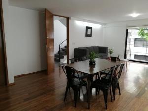 a dining room table and chairs in a living room at Nejapa Irrigación Embajada Americana in Mexico City