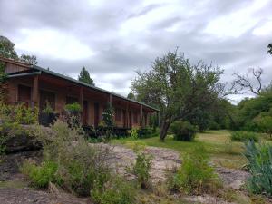 una casa en medio de un campo en Lipi House Hostel, en Capilla del Monte 19 fotos más