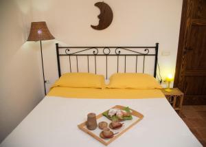 Una cama con una bandeja de comida encima. en Villa Tresino Appartamenti, en Castellabate