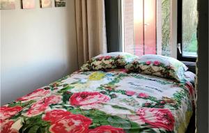 Кровать или кровати в номере Amazing Home In Stavenisse With 2 Bedrooms, Wifi And Outdoor Swimming Pool