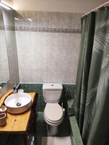 uma casa de banho com um WC e um lavatório em Cozy apartment in Peania (near Airport) em Paianía