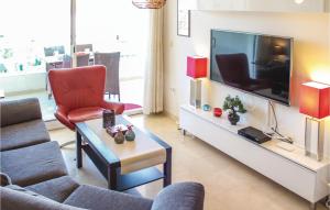 アルファス・デル・ピにあるNice Apartment In Alfz Del P With House A Mountain Viewのリビングルーム(テレビ、ソファ、テーブル付)