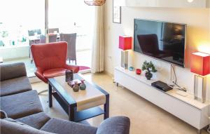 アルファス・デル・ピにあるAmazing Apartment In Alfz Del P With 3 Bedrooms, Wifi And Swimming Poolのリビングルーム(テレビ、ソファ、テーブル付)
