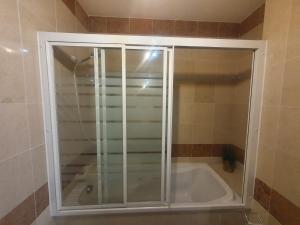 een douche met een glazen deur in de badkamer bij Varandas da Nazaré in Nazaré