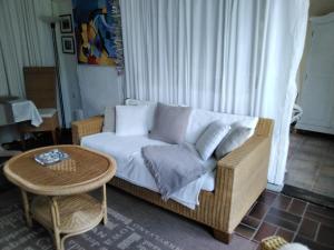 sala de estar con sofá y mesa en Ferienatelier 2, en Steffenshagen