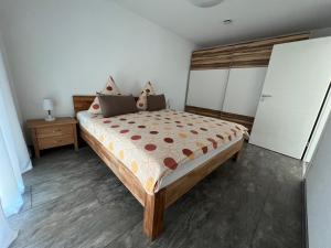 1 dormitorio con 1 cama grande y 2 mesitas de noche en Ferienwohnung Lis, en Bermatingen