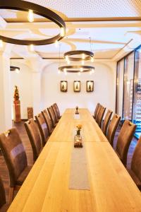 a conference room with a long table and chairs at Ferienappartements Hermannshöhle in Niederhausen