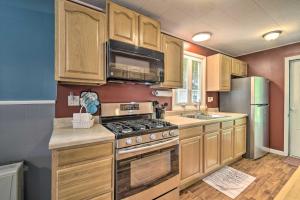 Kuchyň nebo kuchyňský kout v ubytování Peaceful Finger Lakes Apartment with Patio!