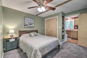um quarto com uma cama e uma ventoinha de tecto em Peaceful Finger Lakes Apartment with Patio! em Ovid