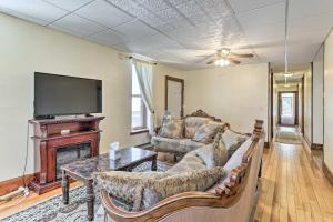 Fotografie z fotogalerie ubytování Custer Apt in Heart of Town Shop, Dine, Hike v destinaci Custer