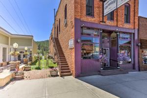 um edifício de tijolos com uma porta roxa numa rua em Custer Apt in Heart of Town Shop, Dine, Hike em Custer