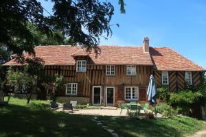 uma casa velha com um telhado de gambrel em Gite des Trévignes em Cambremer