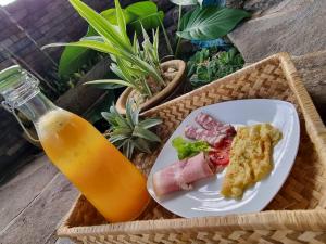 - une assiette de nourriture et une bouteille de jus d'orange dans l'établissement Entre Mer et Montagne, à Rodrigues Island