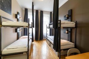 Postel nebo postele na pokoji v ubytování Czech Inn