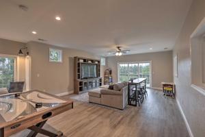 ein Wohnzimmer mit Sofa und Tisch in der Unterkunft Upscale Flagstaff Home with Hot Tub and Mountain Views in Flagstaff