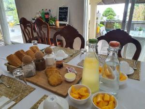een tafel met een dienblad met brood en flessen melk bij Entre Mer et Montagne in Rodrigues Island