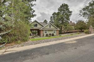 ein Haus am Straßenrand in der Unterkunft Upscale Flagstaff Home with Hot Tub and Mountain Views in Flagstaff