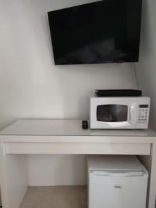 A television and/or entertainment centre at B&B Hotel Elselina